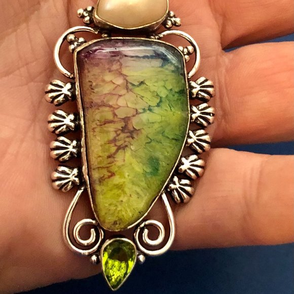 Rainbow Solar Quartz With a Real White Pearl Necklace. - Picture 2 of 5